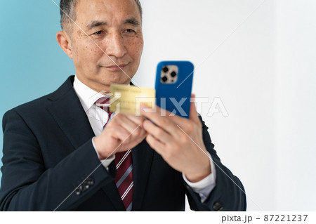 カード決済をするビジネスマン　スマホ 87221237