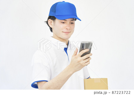 男性 宅配業者 スマホ 白背景 男性 宅配業者 スマホ 白背景 87223722