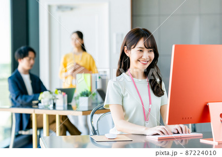オフィスで働く若いエンジニア オフィスで働く若いエンジニア 87224010