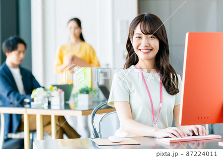 オフィスで働く若いエンジニア 87224011