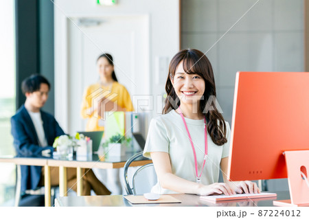 オフィスで働く若いエンジニア オフィスで働く若いエンジニア 87224012