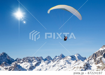 paragliding 87224197