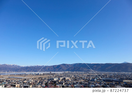 1月下旬（冬） 結氷した諏訪湖と諏訪市街の風景 長野県諏訪市 87224737