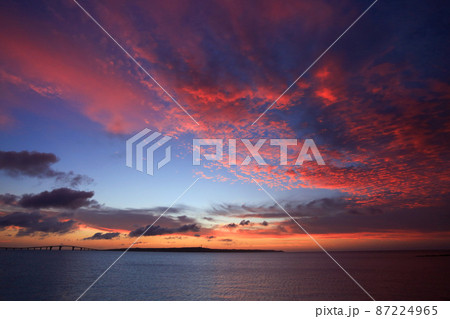 沖縄 伊良部島に沈む夕日 宮古島 沖縄 伊良部島に沈む夕日 宮古島 87224965