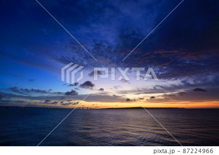 沖縄　伊良部島に沈む夕日　宮古島 87224966