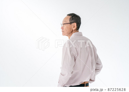 シニア男性　後ろ姿　猫背 87225628
