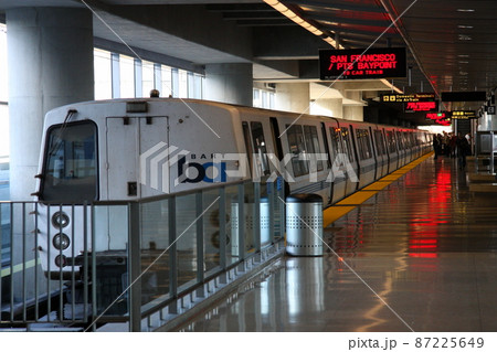 サンフランシスコのBART車両と空港駅 サンフランシスコのBART車両と空港駅 87225649