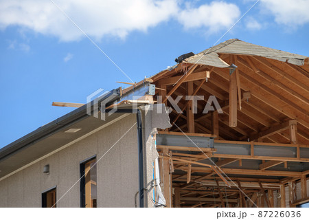 青空と木造家屋の内装解体 87226036