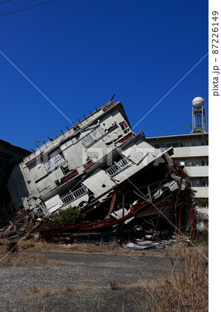 地震で倒壊した家 地震で倒壊した家 87226149