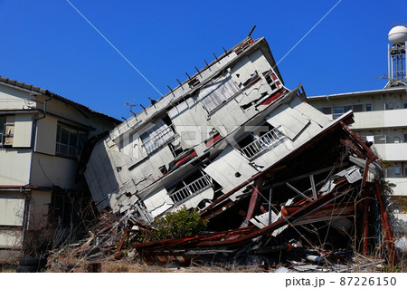 地震で倒壊した家 地震で倒壊した家 87226150