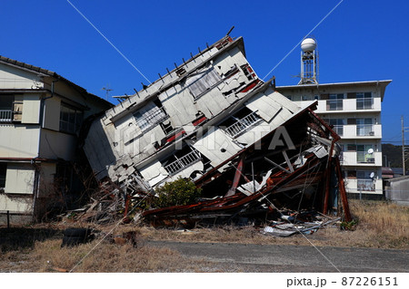 地震で倒壊した家 87226151