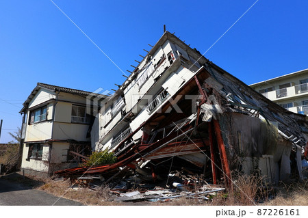 地震で倒壊した家の写真素材