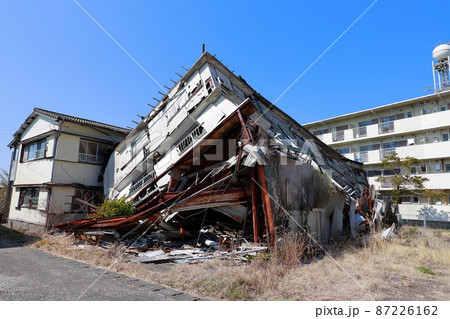 地震で倒壊した家 地震で倒壊した家 87226162