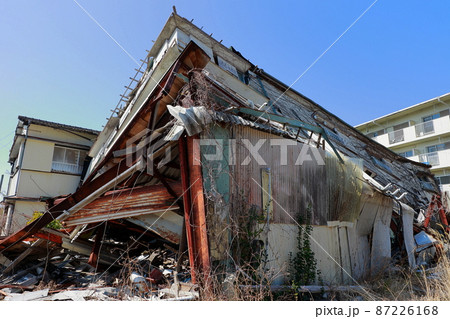 地震で倒壊した家 87226168