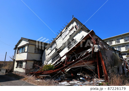 地震で倒壊した家 地震で倒壊した家 87226179