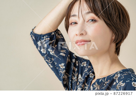 女性　ビューティー　ベージュ 87226917