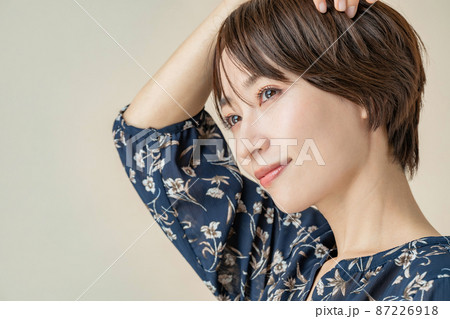 女性　ビューティー　ベージュ 87226918