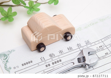 車検イメージ　車と車検証 87227711