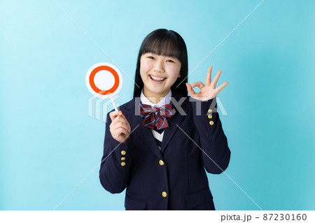 中学生の女子学生 中学生の女子学生 87230160