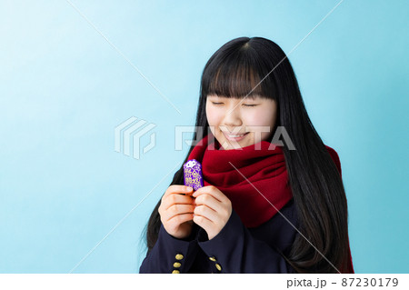 中学生の女子学生 中学生の女子学生 87230179