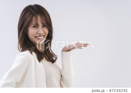 カジュアルファッションの女性 87230292