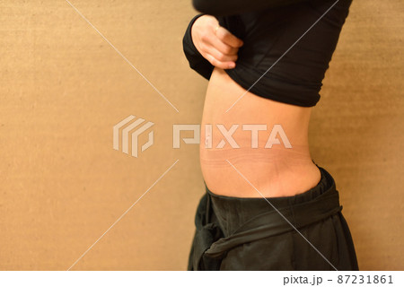 でべそとくびれとズボンの痕1 87231861