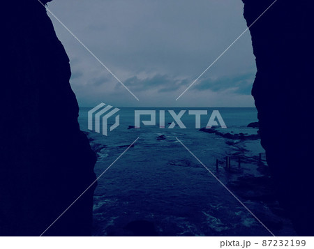 岩場から覗いた夜の海 87232199