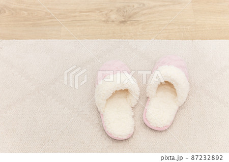 Pink cozy knitted slippers 87232892