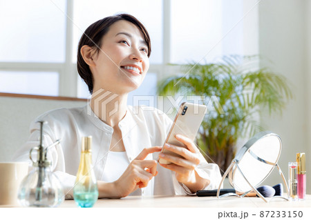 スマホを持つ女性 スマホを持つ女性 87233150