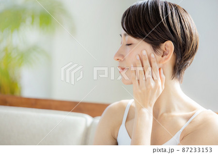 女性　ビューティー　綺麗 87233153