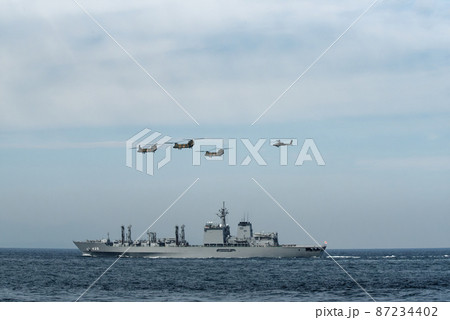 海上自衛隊 観艦式 補給艦 CH-47 海上自衛隊 観艦式 補給艦 CH-47 87234402