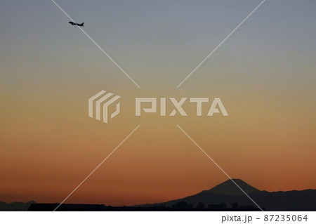 夕焼けと富士山 夕焼けと富士山 87235064