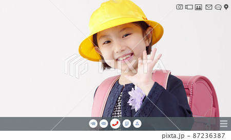 ビデオ通話する女の子　アプリ画面イメージ 87236387