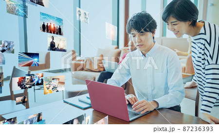 映像を見る人々 ビジュアルコンテンツ 映像を見る人々 ビジュアルコンテンツ 87236393