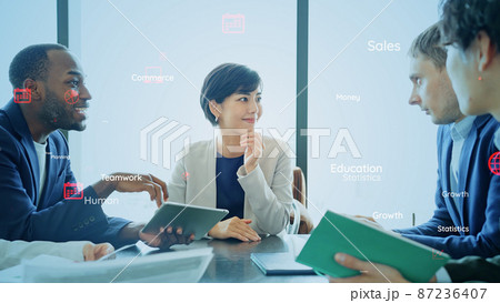 外国人と会話する日本人女性と英単語イメージ　英会話 87236407