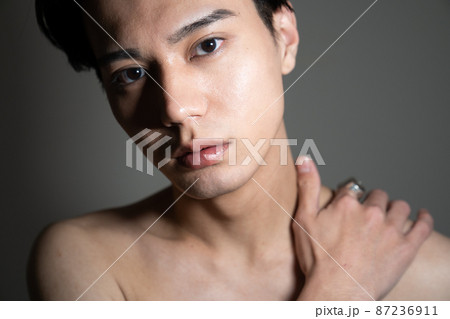 かっこいい男性のメンズビューティーポートレート 87236911