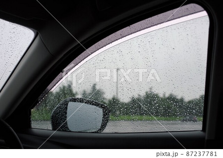 すき間を開けた自動車のウィンドゥ 87237781