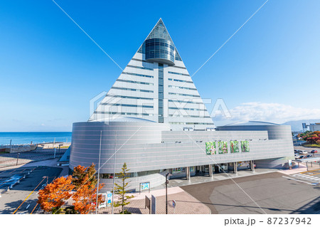 青森県青森市　晴天の青森県観光物産館アスパム 87237942