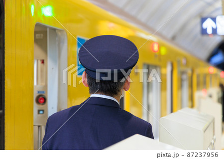 通勤電車の発射前の確認をする車掌 87237956