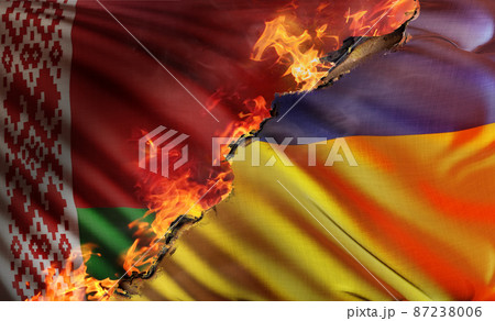 [素材] ベラルスの旗を背景にロシア侵略の炎に激しく燃やされるウクライナの国旗の3Dイラスト。 87238006
