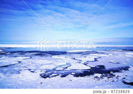 厳冬のオホーツク海と流氷原　 87238829
