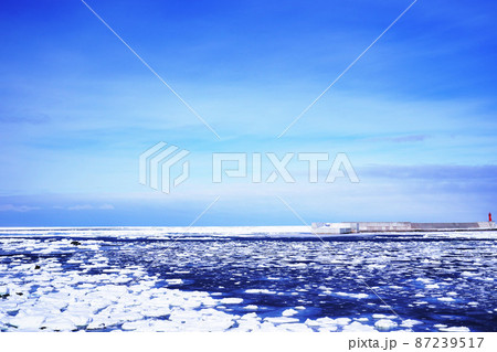 知床半島・ウトロの赤灯台と流氷原 87239517