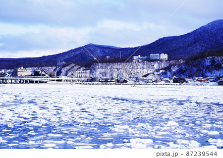 知床半島・宇登呂ホテル街と流氷原 87239544