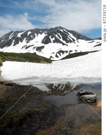 残雪と立山連峰 87239716