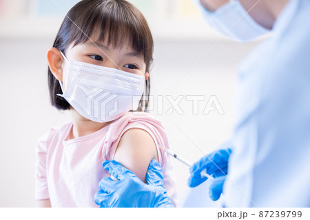 医療 ワクチン接種を受ける女の子 医療 ワクチン接種を受ける女の子 87239799