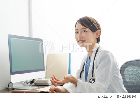 女性医師　診察イメージ 87239994