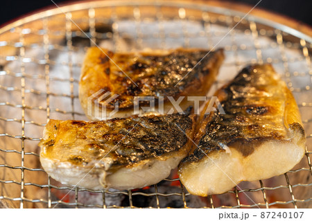 備長炭で焼く塩サバ 備長炭で焼く塩サバ 87240107