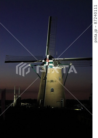 ライトアップされ夕とコスモス畑の風車リーフ 【千葉県佐倉市佐倉ふるさと広場佐倉コスモスフェスタにて】 ライトアップされ夕とコスモス畑の風車リーフ 【千葉県佐倉市佐倉ふるさと広場佐倉コスモスフェスタにて】 87240111