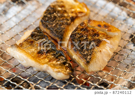 備長炭で焼く塩サバ 備長炭で焼く塩サバ 87240112