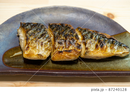 備長炭で焼く塩サバ 87240128